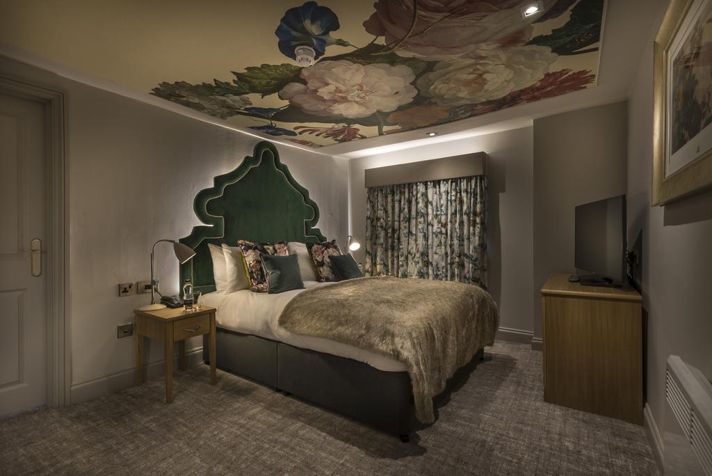 The Three Swans Hotel, Hungerford, Berkshire ภายนอก รูปภาพ
