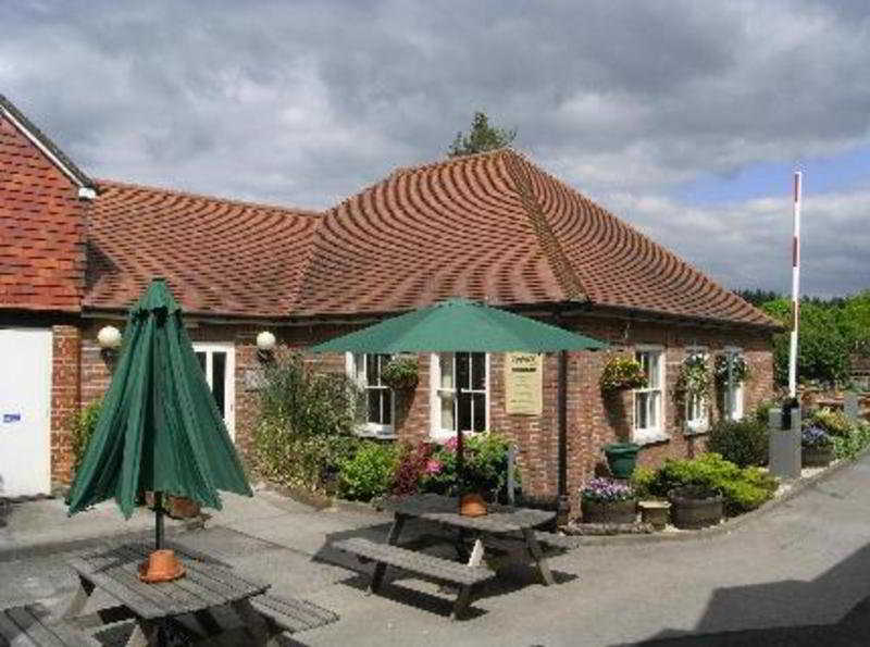 The Three Swans Hotel, Hungerford, Berkshire ภายนอก รูปภาพ